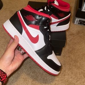 🔥NEW🔥 Air Jordan 1 Mid Gym Red